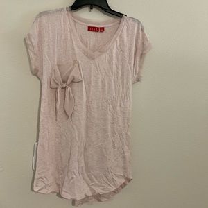 EUC heathered pink chiffon bow pocket tee and trim